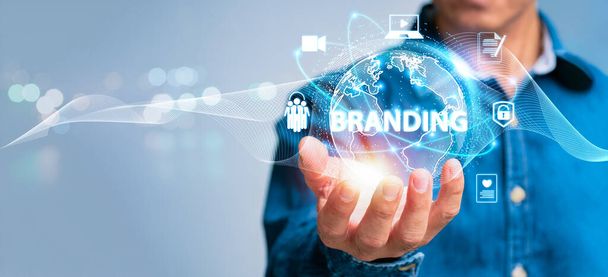 Egy márkaváltási terv koncepciója. márkairányítás a marketingben. megvizsgálja a marketing taktikákat azzal a céllal, hogy új nevet, logót vagy dizájnt fejlesszen ki.frissíti a márka környezetét és arculatát. - Fotó, kép