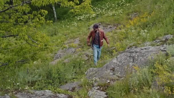 Широкий знімок молодого чоловіка Бірао туриста, що збирає дрова в лісі - Кадри, відео