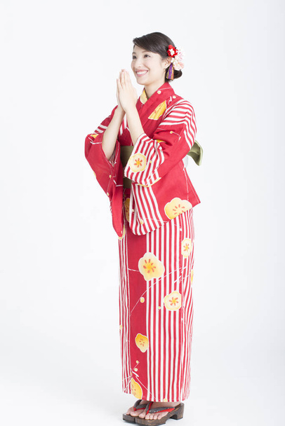asian woman wearing traditional japanese kimono von white studio background - Foto, Imagem
