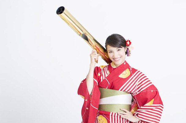 portrét krásné ženy v japonském tradičním kostýmu držící dalekohled - Fotografie, Obrázek