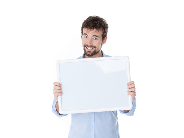 un gars souriant avec un panneau blanc dans les mains
 - Photo, image