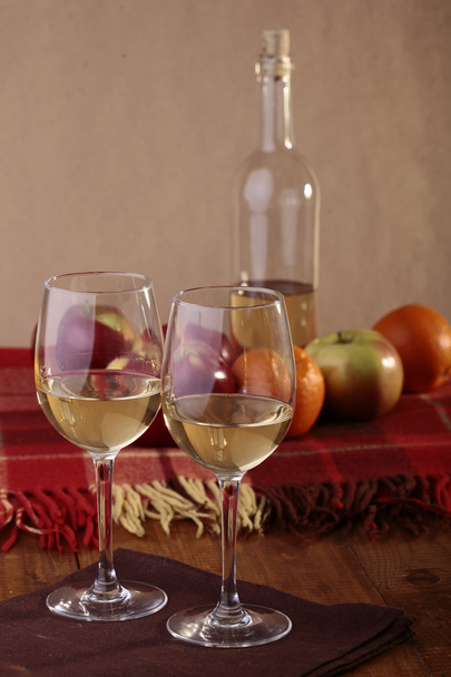 Wineglasses, bottle and fruits - Foto, afbeelding