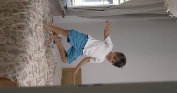 Een kleine jongen valt in bed in super slow-motion 800 fps - Video