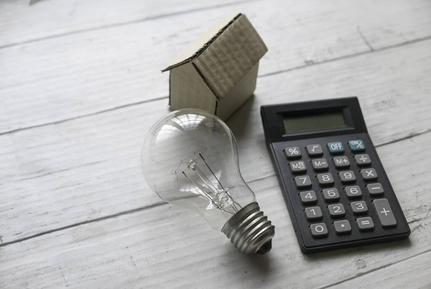 Koncepcja ceny energii elektrycznej, rachunek i koszt domu. Oszczędność i efektywność energetyczna. - Zdjęcie, obraz