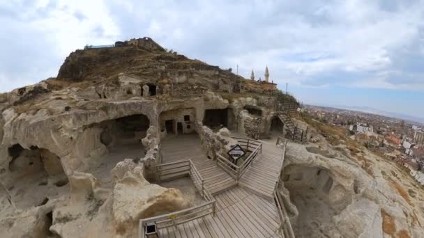 Region Cappadocia w Turcji jest znany z charakterystycznych formacji geologicznych i ważnych zabytków, takich jak zamek Nevsehir i Kayasehir Rocktown, z meczetem Kaya. - Materiał filmowy, wideo