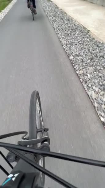 Τροχός ποδηλάτου σε κίνηση. Πρόσωπο POV ποδήλατο ιππασίας - Πλάνα, βίντεο