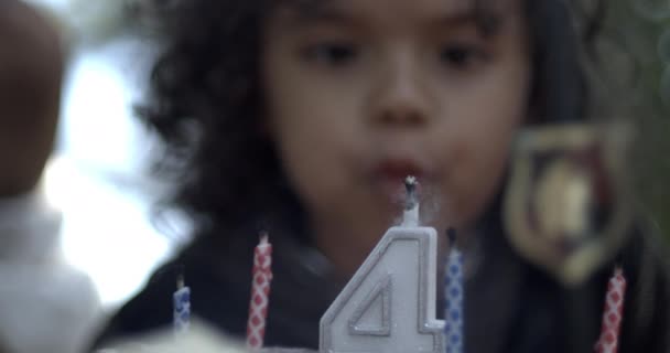Nelivuotias lapsi sammuttaa kynttilän suklaakakkuun 800 fps: ssä Hidas liike, syntymäpäivä virstanpylväs Pienen hengitys nuuskaa ulos 4-kakusta, joka on kaapattu nopeaan kakkuun - Materiaali, video