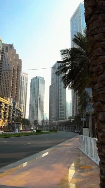 Dubai Stadt, Stadtbild tagsüber, Wolkenkratzer mit blauem Himmel tagsüber, Burj Khalifa aus nächster Nähe. Hochwertiges FullHD-Filmmaterial - Filmmaterial, Video