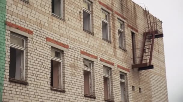  Régi elhagyatott téglaépület használt lakás és bérleti lakások vagy kórház. Csípés. Egy romos ház betört ablakai - Felvétel, videó