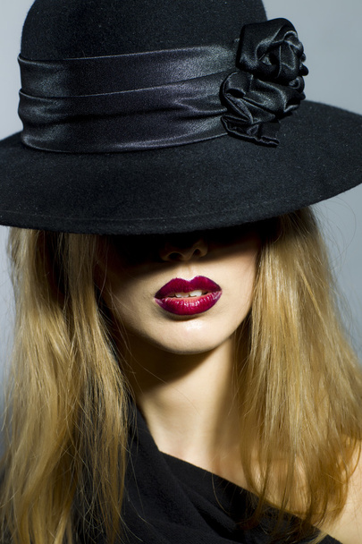 Woman in black hat - Фото, изображение