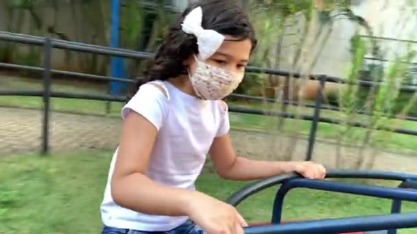 Μικρά κορίτσια που παίζουν σε παιδική χαρά καρουζέλ κυκλική σε κίνηση - Πλάνα, βίντεο