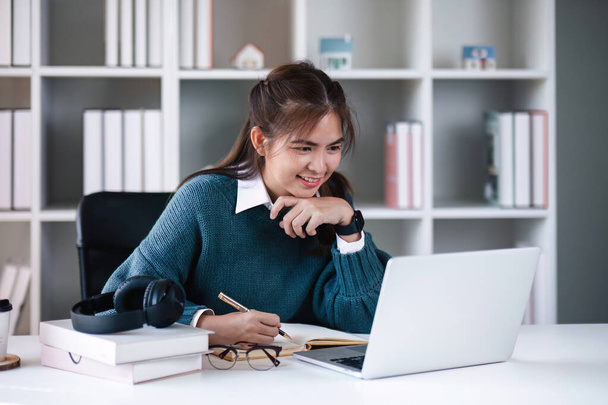 Asiatische Mädchen Student Online-Lernklasse Studie Online-Videoanruf Zoom Lehrer, Glückliche asiatische Mädchen Englisch lernen online mit Computer-Laptop. - Foto, Bild