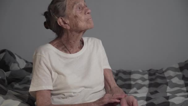 Уход помогает проверить измерение артериального давления для пожилой женщины дома. Пожилые люди проверяют здоровье, используя монитор артериального давления, здравоохранение. Медицинский контроль. Электронный сфигмоманометр. - Кадры, видео