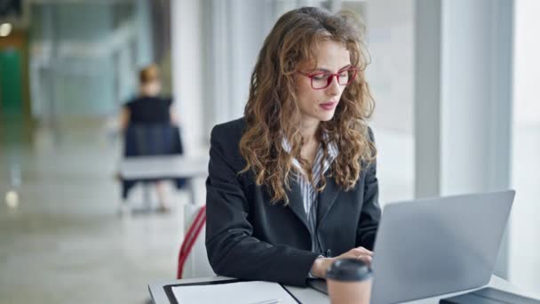 Fiatal nő üzleti dolgozó laptoppal mosolyog az irodában - Felvétel, videó