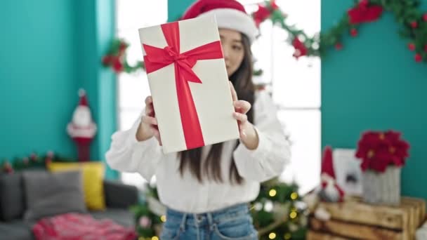 Genç Çinli kadın Noel hediyesini evde tutuyor. - Video, Çekim