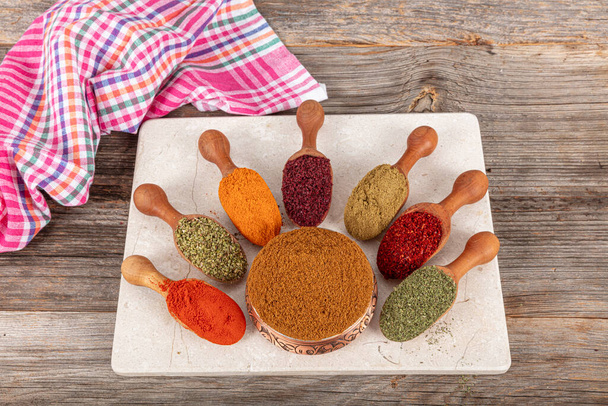 Sept types de mélange d'épices est une épice aromatique qui est indispensable dans la cuisine turque. Mélange de poivrons rouges séchés et d'autres épices. - Photo, image