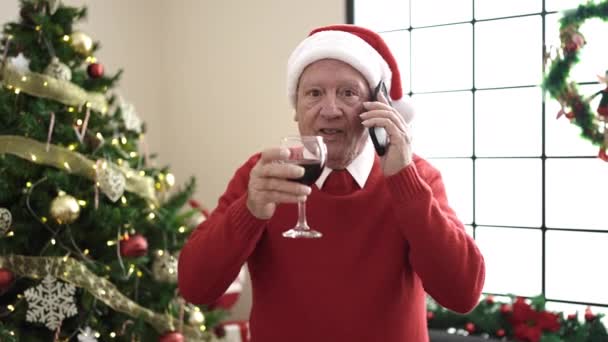 vanhempi juominen viini puhuu puhelimessa kotona - Materiaali, video