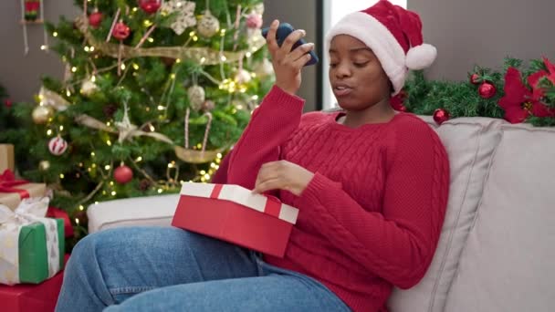 Afričanky americká žena slaví Vánoce posílání hlasové zprávy smartphone doma - Záběry, video