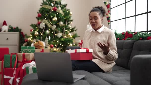 Afrikai amerikai nő kicsomagolás ajándék birtoklás video hívás otthon - Felvétel, videó