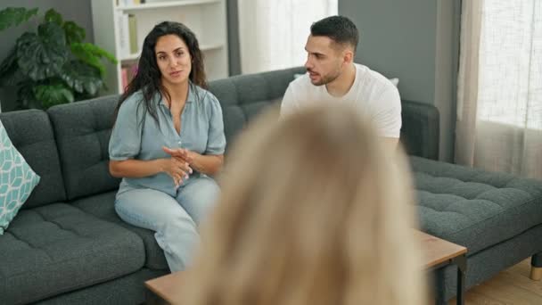 Άνδρας και γυναίκα κάθονται στον καναπέ κάνοντας θεραπεία ζευγαριών στην κλινική ψυχολογίας - Πλάνα, βίντεο