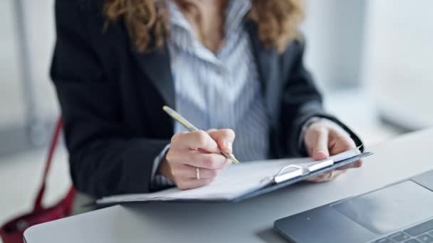 Νεαρή γυναίκα επιχειρηματίας κρατώντας σημειώσεις σκέψης στο γραφείο - Πλάνα, βίντεο