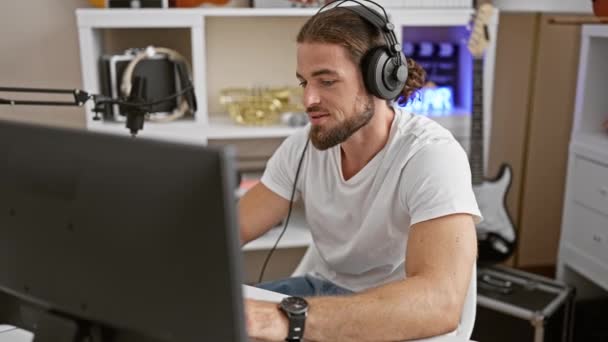 Jonge Spaanse man verslaggever opnemen video spreken op radio show in muziekstudio - Video