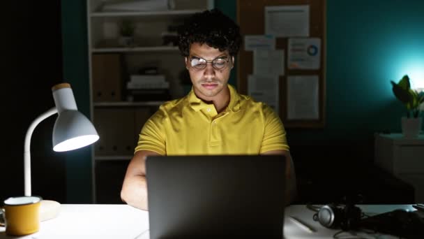Fiatal latin férfi üzleti dolgozó laptoppal ünnepel az irodában - Felvétel, videó