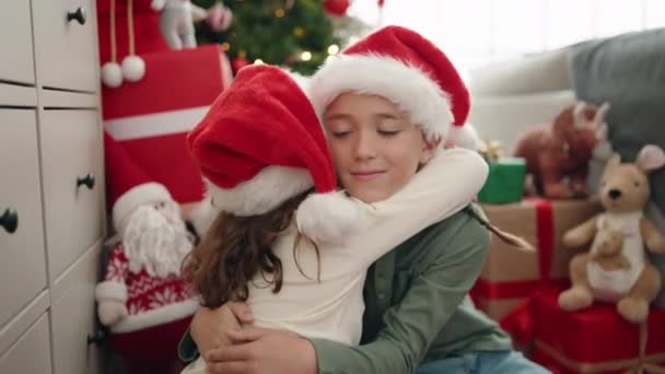 Sevimli kız ve erkek birbirlerine sarılıp Noel 'i evde kutluyorlar. - Video, Çekim
