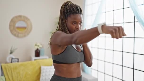Africano mulher americana boxe em casa - Filmagem, Vídeo