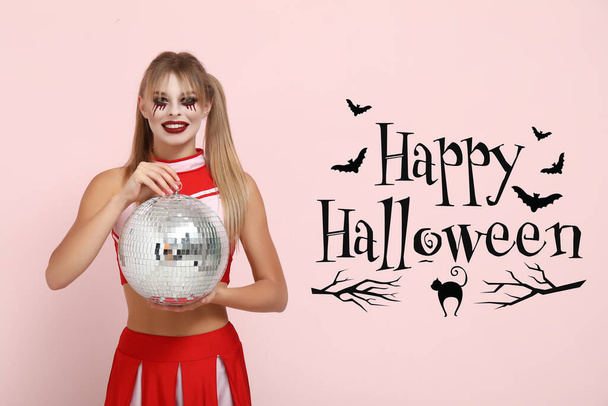 Giovane donna in costume di Halloween e con disco ball su sfondo rosa - Foto, immagini