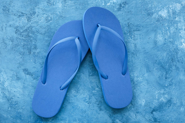 Paar Flip-Flops auf blauem Grunge-Hintergrund - Foto, Bild