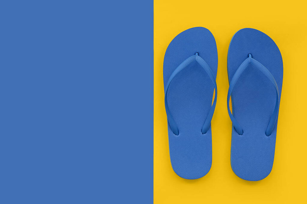 Paar blaue Flip-Flops auf buntem Hintergrund - Foto, Bild