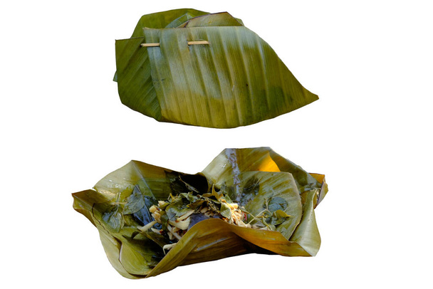 Φύτρες μπαμπού στον ατμό Hormok, ταϊλανδέζικη τροφή, απομονωμένες σε λευκό φόντο, με μονοπάτι κοπής. - Φωτογραφία, εικόνα