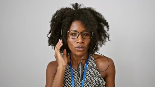 Afrikaans amerikaanse vrouw zakenman dragen headset spreken over geïsoleerde witte achtergrond - Video