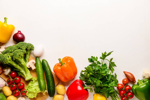 Différents légumes frais, persil et oeuf sur fond blanc - Photo, image