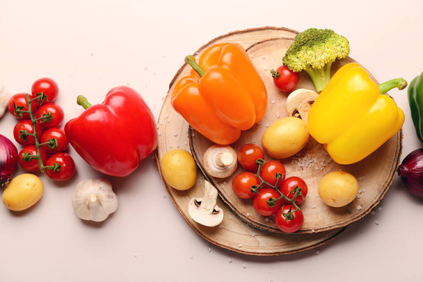 Tableros de madera con diferentes verduras frescas sobre fondo beige - Foto, Imagen