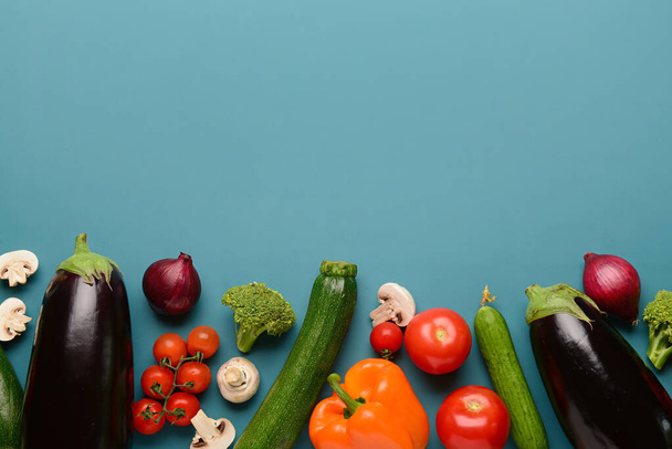 Различные свежие овощи на голубом фоне - Фото, изображение