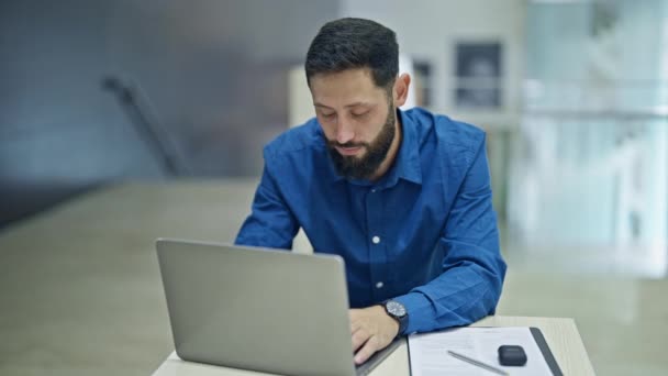 Ofiste çalışan İspanyol bir iş adamı dizüstü bilgisayar kullanıyor. - Video, Çekim