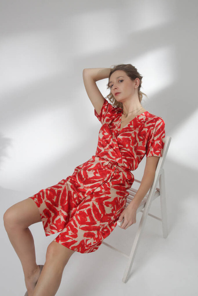 Serie studiových fotografií mladé modelky v červených elegantních šatech - Fotografie, Obrázek