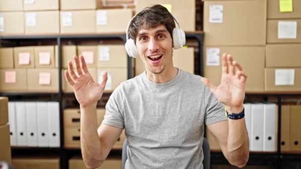 Junge hispanische Mann E-Commerce-Business-Mitarbeiter mit Videoanruf hält Paket im Büro - Filmmaterial, Video