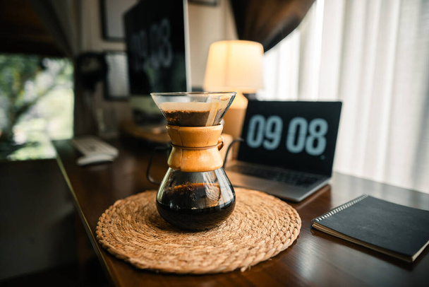 Краплина кави на столі в будинку, робочий стіл - Фото, зображення