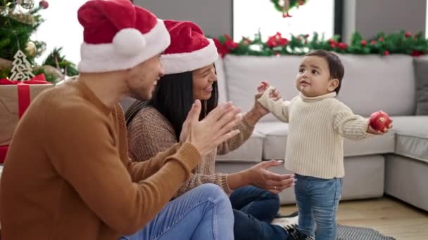 Ζευγάρι και γιος χορεύουν δίπλα στο χριστουγεννιάτικο δέντρο στο σπίτι - Πλάνα, βίντεο