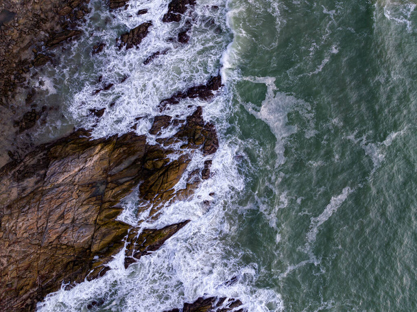 Вид з повітря на узбережжя з горами на Пхукет Таїланд, Прекрасний вид на море у відкритому морі в літній сезон, Хвилі падають на морські скелі - Фото, зображення