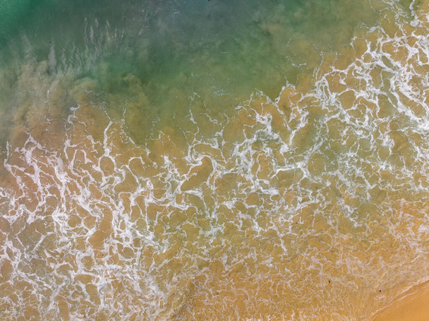 Été mer nature fond, Vue aérienne des vagues s'écrasant sur le rivage sablonneux, Mer surface océan vagues fond - Photo, image