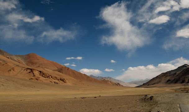 Dunes de sable dans la vallée de Nubra en Himalaya. Hunder, vallée de la Nubra, Ladakh
 - Photo, image