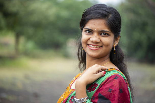 Щаслива молода красива індійська жінка на відкритому повітрі - Фото, зображення