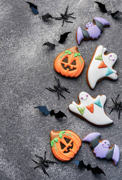 Bolinhos caseiros de Halloween multicoloridos no fundo escuro. - Foto, Imagem