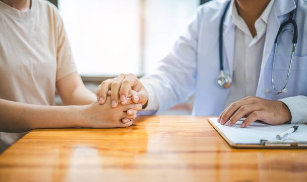 doctor hand holding the patient's hand. To encourage and comfort the patient so that the patient is not sad and worried. - Photo, Image