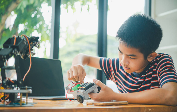 Asiatische Jungen lernen und studieren die Arbeit von Technologie-Robotern. Hausschule und Naturwissenschaften für Tech-Projekt. Kinder spielen Kinder Hobby Freizeit Lifestyle Menschen Spielzeug Robotertechnik. - Foto, Bild
