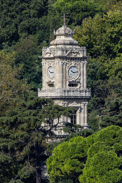 Ο Πύργος του ρολογιού Dolmabahce είναι ένας πύργος ρολογιού που βρίσκεται έξω από το παλάτι Dolmabahce στην Κωνσταντινούπολη, Τουρκία. - Φωτογραφία, εικόνα